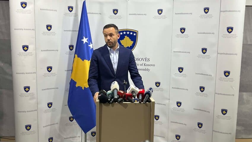 Tahiri akuzon Kurtin për veprime jokushtetuese dhe gjuhë fyese ndaj opozitës
