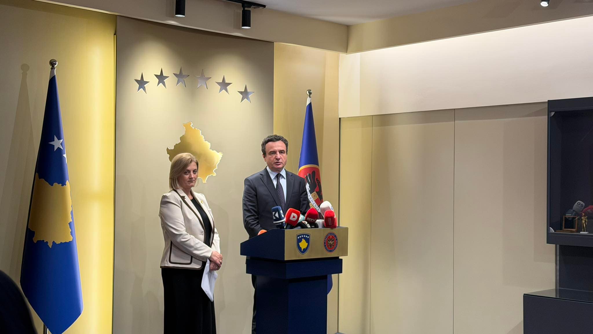 Britanikët mohojnë se e propozuan për Presidente, Rushiti mbrëmë kur doli me Kurtin e tha të kundërtën