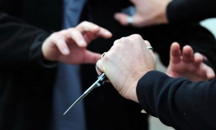 Theret me thikë një person në Prizren, arrestohen dy të dyshuar