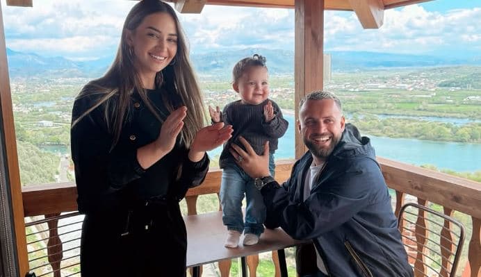 Festë në familjen Ejlli, pamje përrallore nga ditëlindja e vajzës (video)