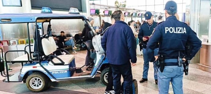Po priste gruan e fëmijën, shqiptari i kërkuar për tentativë vrasjeje arrestohet në aeroportin e Milanos, i gjenden armë