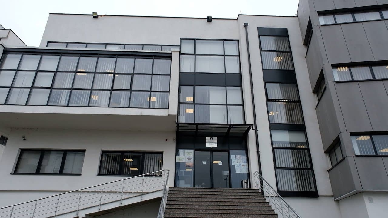 Vdekja e punëtorit në Meqë të Gjakovës: Prokuroria ndalon një person, nisin hetimet