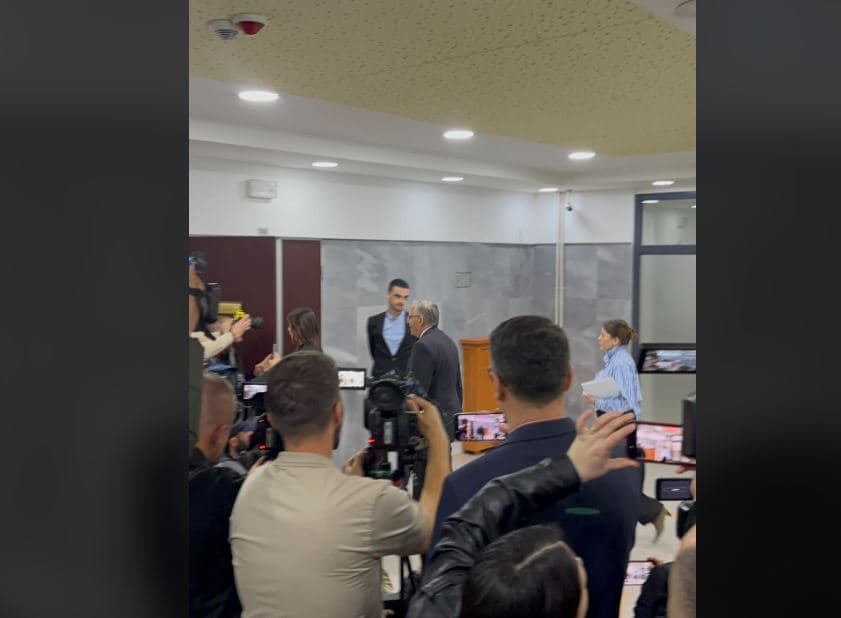 Bedri Hamza dhe Jehona Lushaku arrijnë tek presidenca për takimin me Albulena Haxhiun