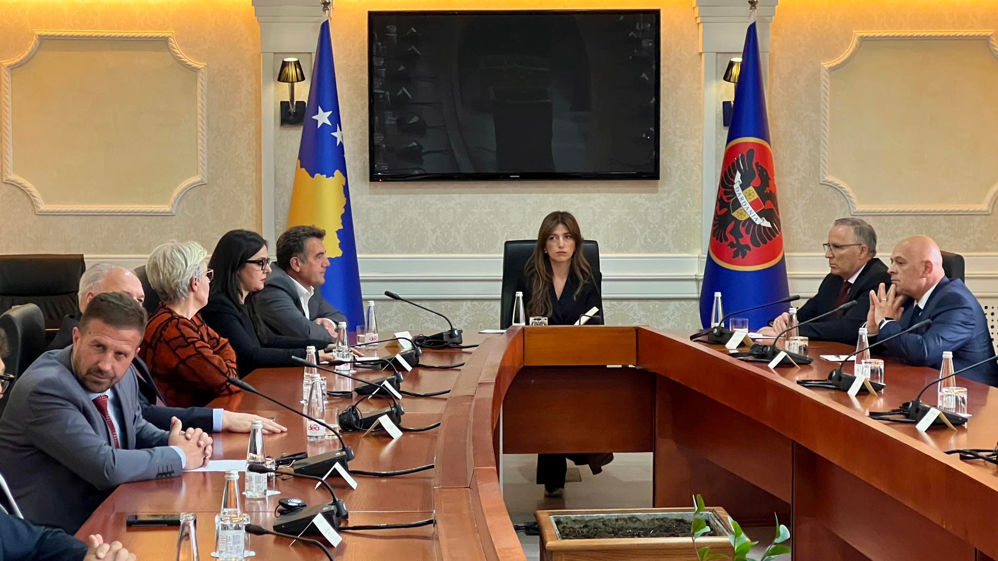 Nis takimi i Albulena Haxhiut me përfaqësuesit e partive politike për zgjedhjet e jashtëzakonshme