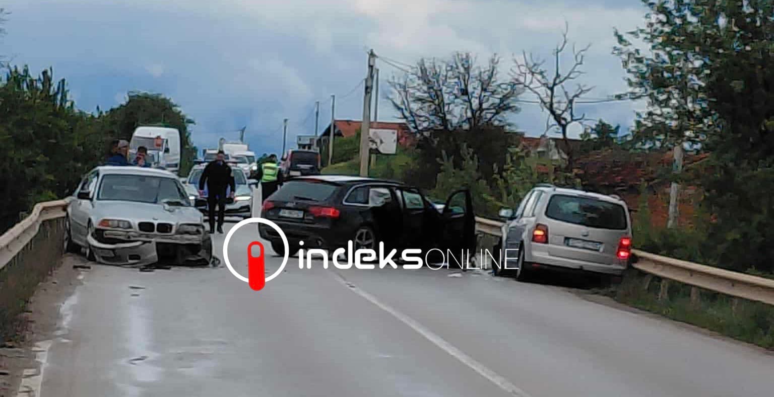 Aksident mes tri veturave në Gllarevë, lëndohen disa persona (Foto)