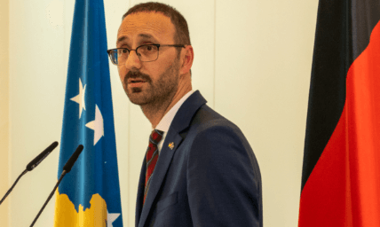 Ambasadori i Kosovës në Gjermani: Platforma e udhëtimeve globale “Expedia” e ka përmirësuar pasakësinë, Prishtina shkruhet saktë