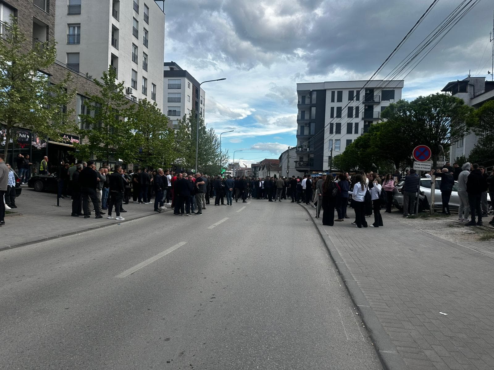 Skenderaj: Traktor para Policisë, qindra qytetarë në mbështetje të Sami Lushtakut (VIDEO)