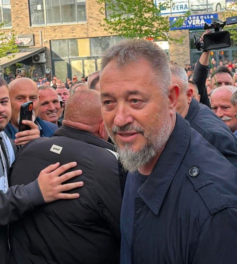 Sami Lushtaku arrin në Stacionin Policor në Skenderaj për intervistim, qindra qytetarë të pranishëm (VIDEO)