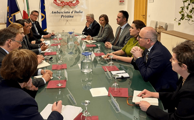 Ambasadorët e huaj mblidhen në Ambasadën italiane në Prishtinë, rruga e Kosovës drejt BE dhe zhvillimet e brendshme temë diskutimi