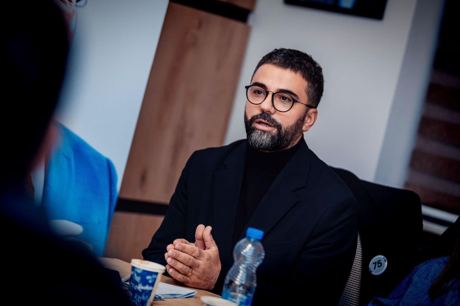 Gjykimi i ish-krerëve në Hagë, Behrami: Çdo shtyrje e verdiktit është kalkulim politik, vendimi të merret brenda afatit