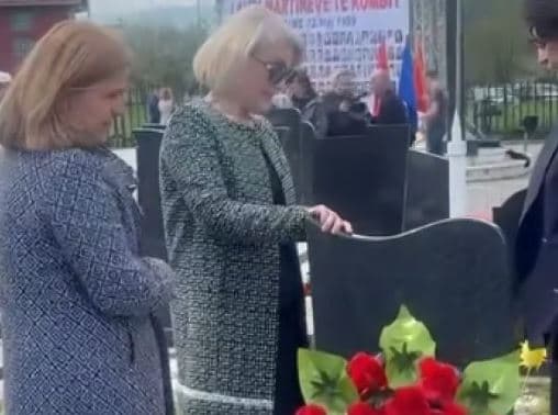 Masakra e Studmiës: Bashkëshortja e ish-presidentit Thaçit bën homazhe te varri i vëllai të varë në luftë