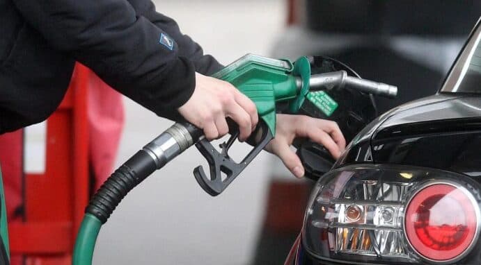 Shqipëria ndryshon çmimet e karburanteve, ulet nafta dhe benzina