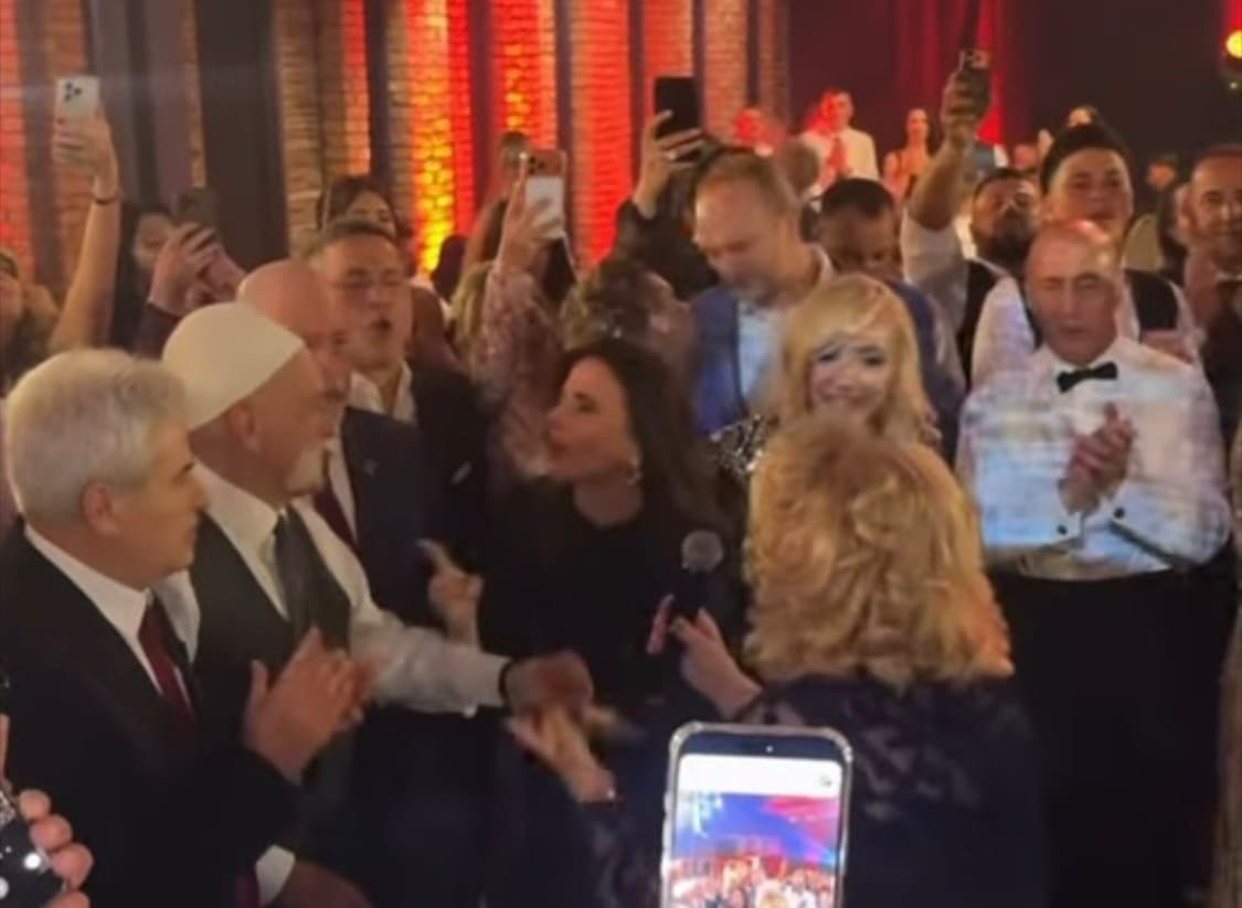 Rifat Jashari e Ali Ahmeti në dasmën e Luan Haradinajt, Shkurte Fejza e këndon “Mora fjalë”