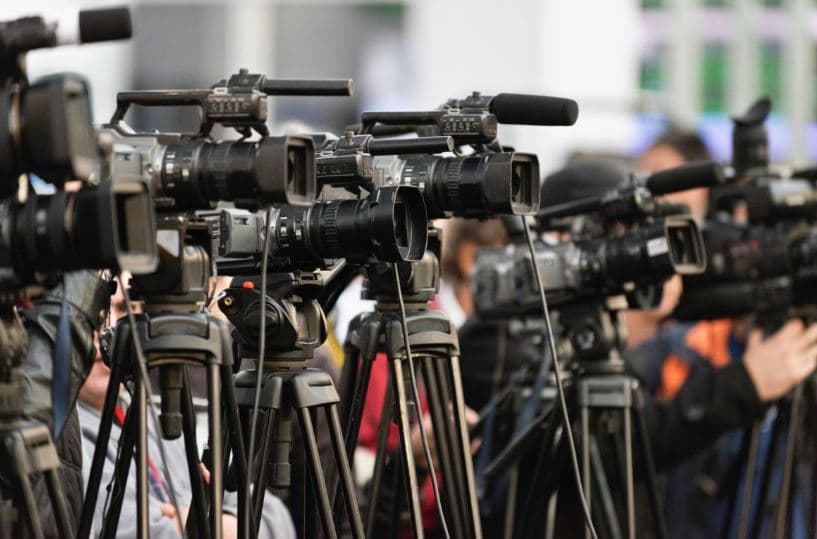 Raporti i Reporterëve pa Kufij tregon se Kosova ka bërë progres në lirinë e shtypit, por sfidat vazhdojnë të mbeten