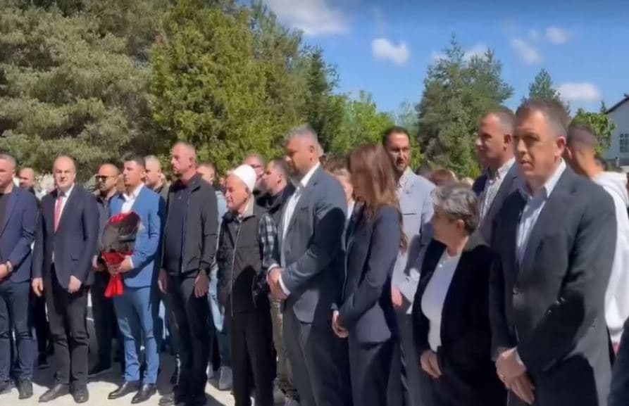 Haxhiu bën homazhe në 27-vjetorin e masakrës në Bukosh