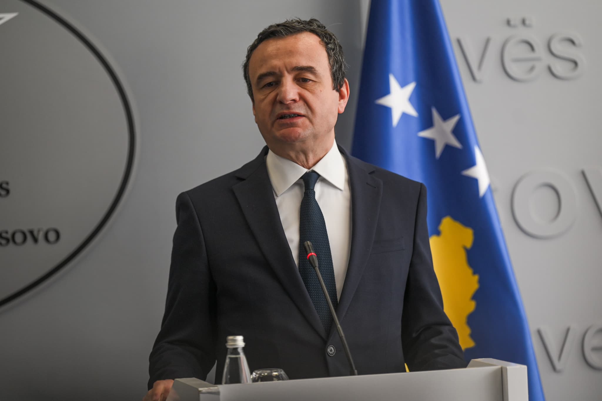 Kurti udhëton për në Armeni, do të marrë pjesë në Samitin e Komunitetit Politik Evropian