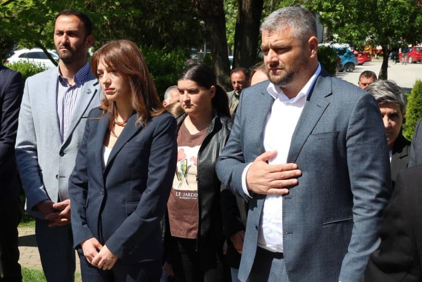 Haxhiu dhe Hoti nderojnë heroin Besim Ndrecaj