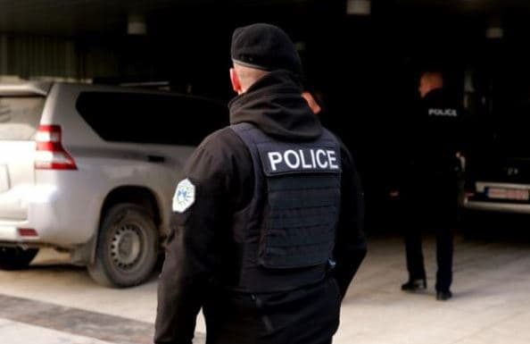 Sekuestrohet armë dhe municion në Ferizaj, i dyshuari intervistohet nga policia
