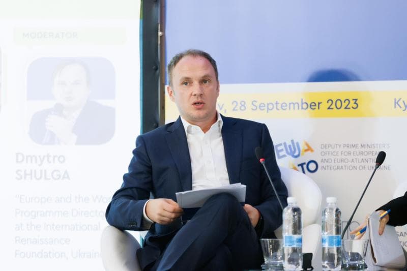 Varoufakis duke kërcyer në Moskë, Selimi: Budallallëk që ai ishte në Kosovë me ministrat e Kurtit për të folur kundër projekteve amerikane