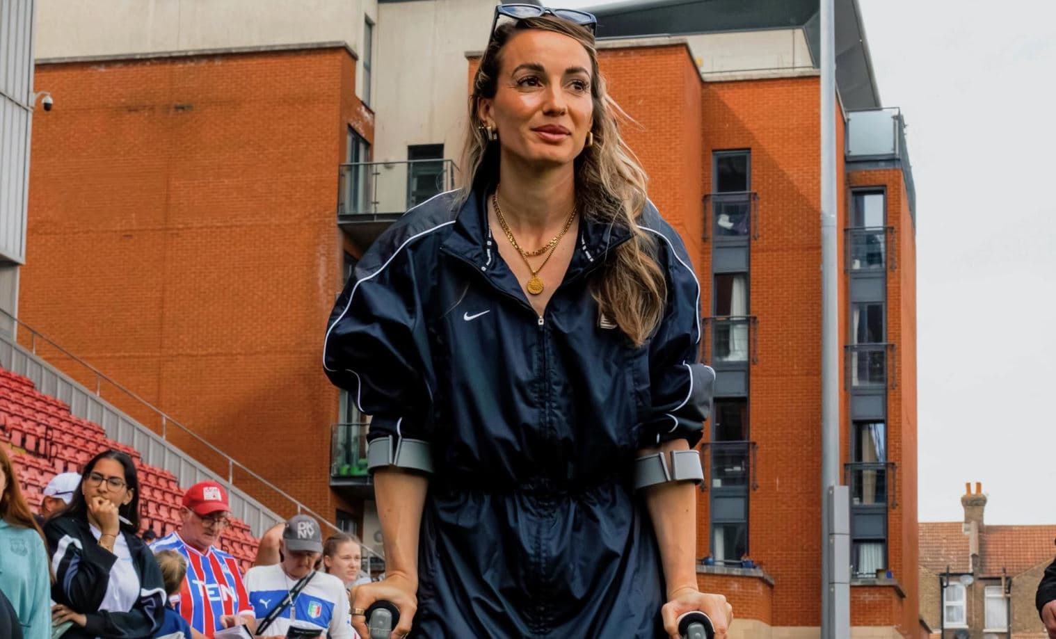 Kosovare Asllani drejt rehabilitimit pas lëndimit të rëndë, i viziton shoqet e skuadrës