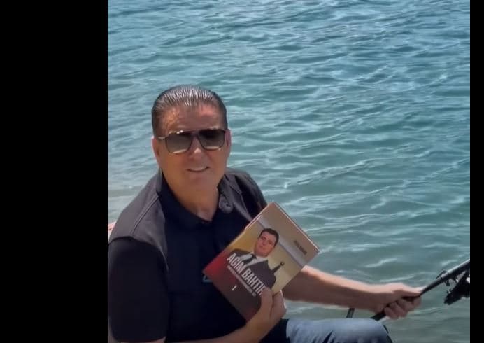 Në njërën dorë grepin, në tjetrën librin e vet, Agim Bahtiri lajmërohet nga “Ujmani”: Pak për relaks, i ftoj gazetarët për peshkim