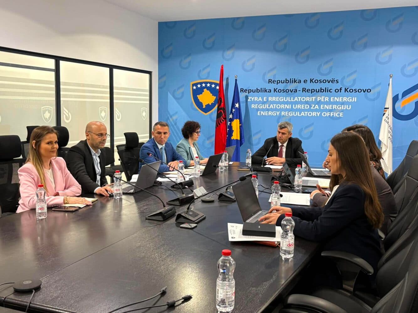 ZRRE aprovon të hyrat maksimale të lejuara për operatorët energjetikë në vend