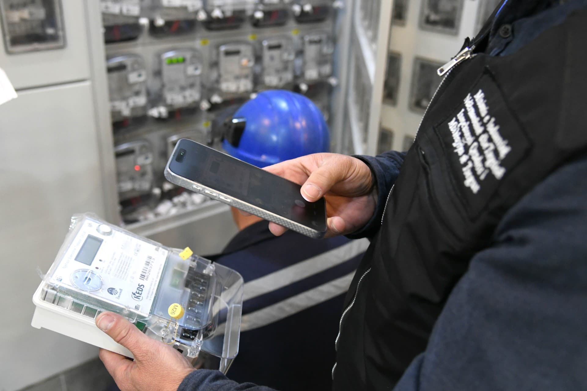 MINT sekuestron njehësorë elektrikë me parregullsi në Prishtinë e Ferizaj, paralajmëron gjoba ndaj KEDS-it