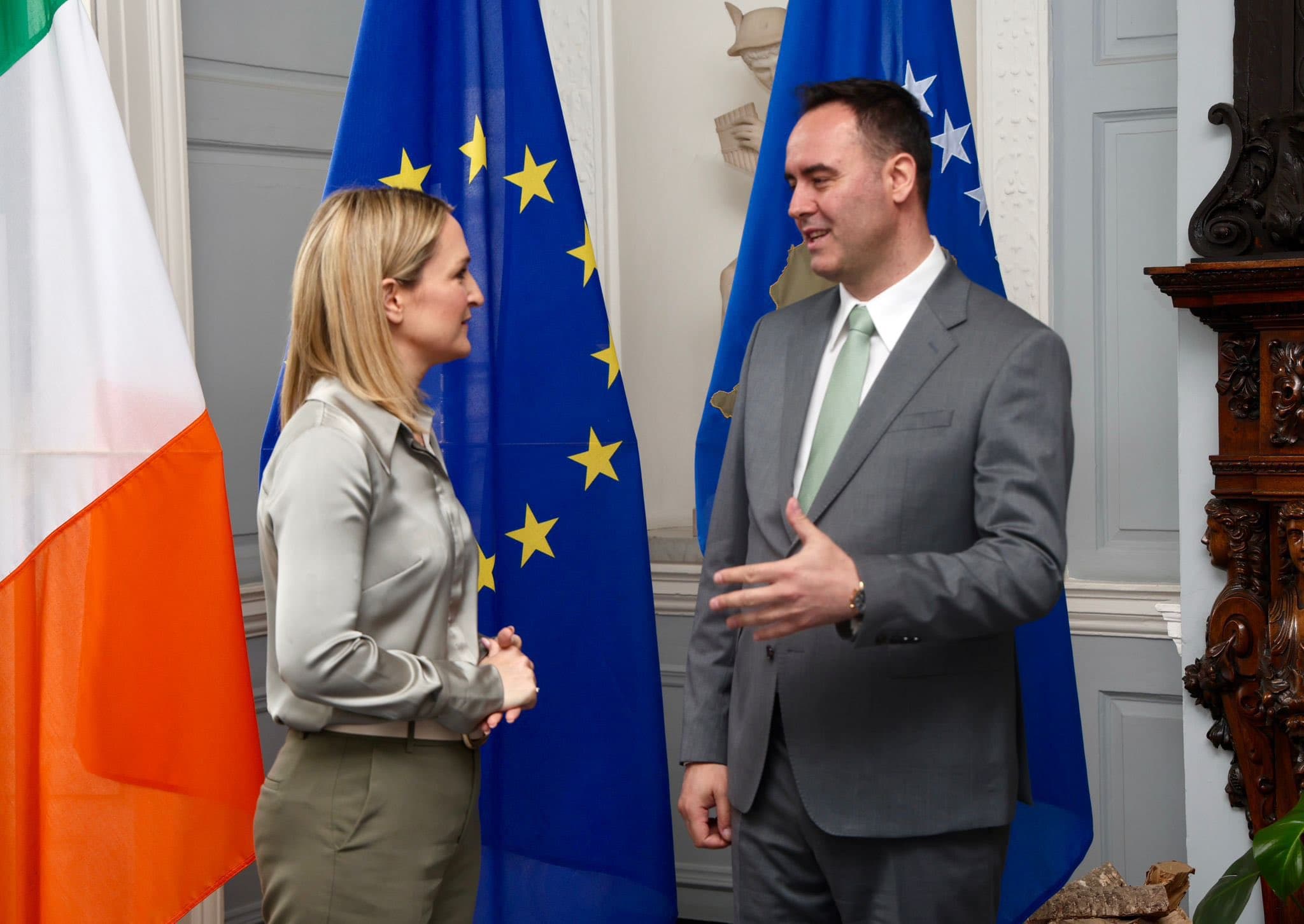 Konjufca takon kryediplomaten irlandeze, kërkon mbështetje për rrugën e Kosovës drejt BE-së