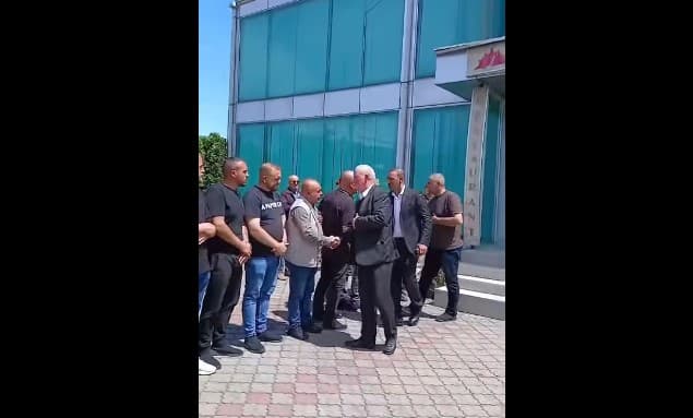 Vrasja ndodhi dje në Gjakovë, sot familja Brahimaj ia shtrijnë dorën e pajtimit familjes Sadrija