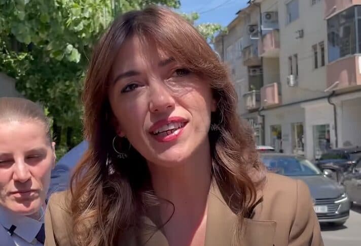 S’u duk në video, Haxhiu mohon se ka hequr flamurin dardan nga Presidenca: S’merrem me skenografi