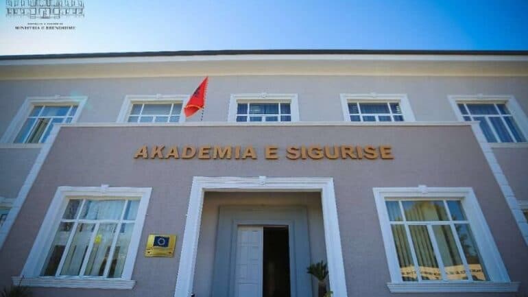 Helmimi i 56 studentëve në Akademinë e Sigurisë, arrestohen kuzhinieri dhe teknologia