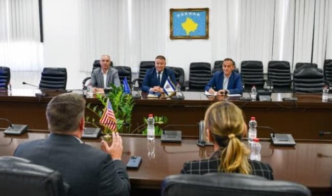 Drejtori i Policisë së Kosovës takon përfaqësuesit e DEA-s, diskutohen iniciativa për bashkëpunim