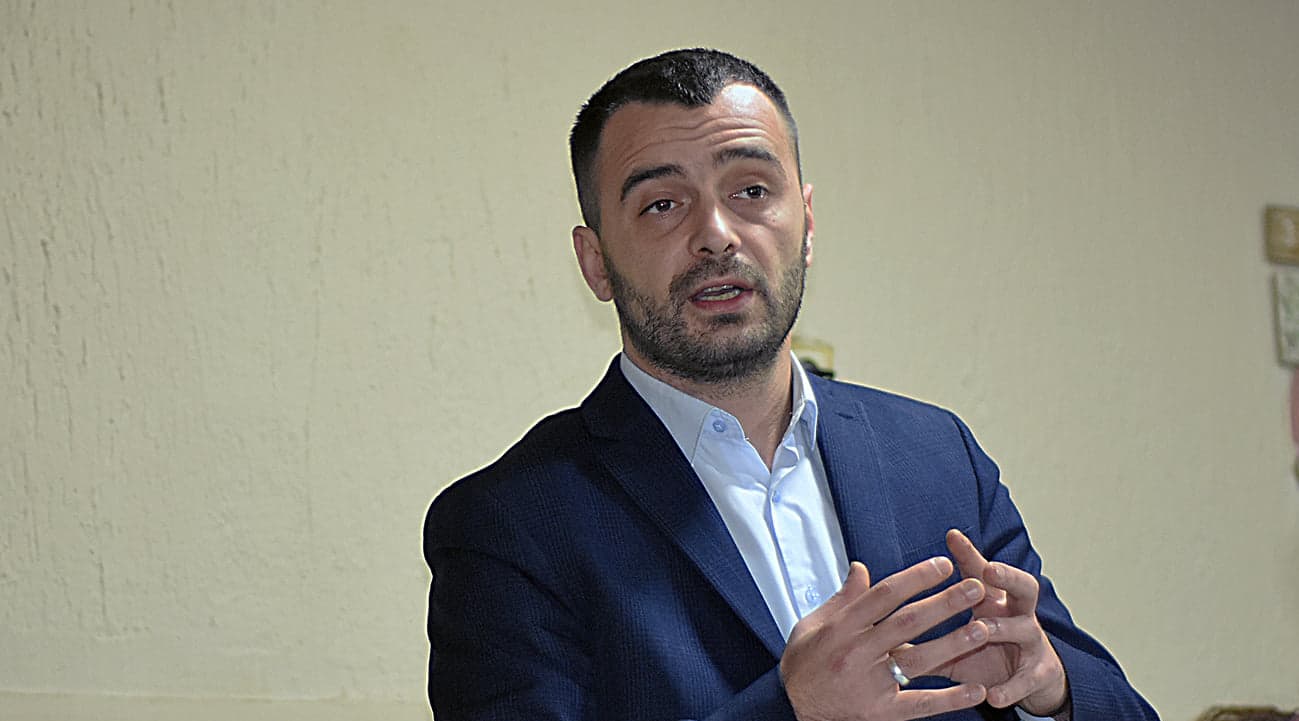 Rexhaj për largimet e disa deputetëve të Guxo-s nga VV: Si transfere futbolli, nuk na dobësojnë