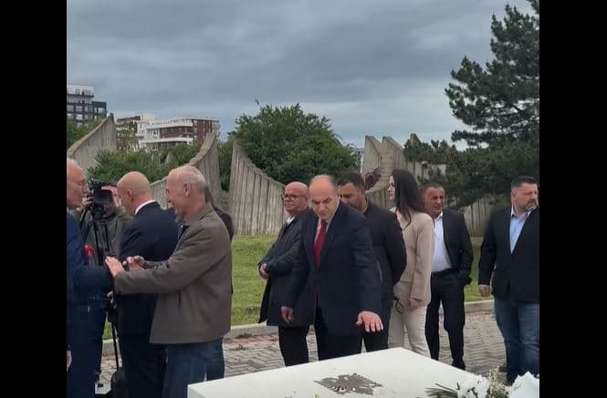 Hoxhaj bën homazhe për Bahri Fazliun: Heronjtë mbeten amaneti më i madh i Kosovës