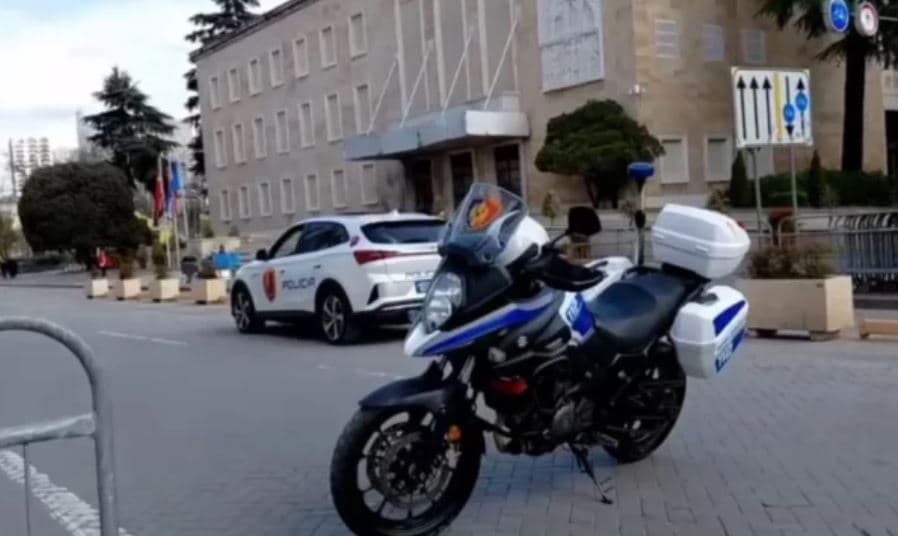 Protesta e opozitës para Kryeministrisë, policia në Shqipëri merr masat për ditën e nesërme