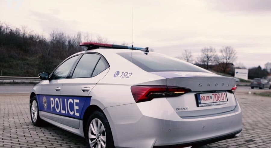 E rrahu dhe e kanosi nënën e tij, arrestohet 24-vjeçari në Shtime