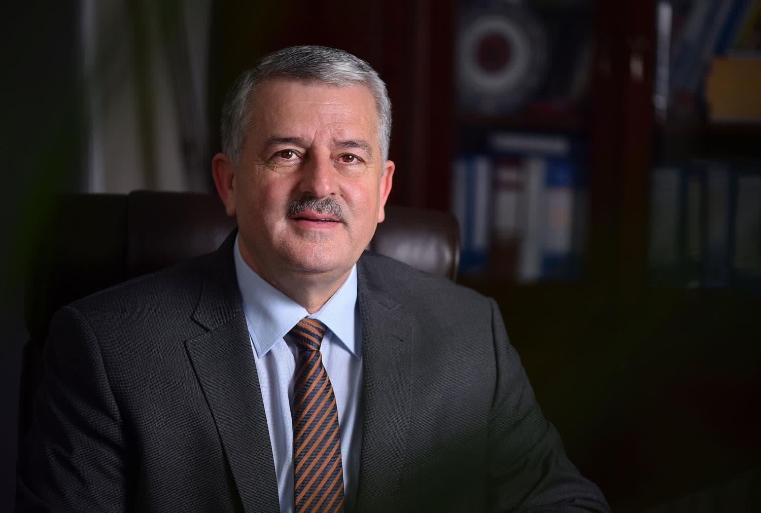 A do të jetë në listën për deputetë? – Veliu: Duhet t’i pyetni shefat e partisë, siç po i thërrasin të tjerët në parti, po thonë ‘po e bashkojmë të djathtën’