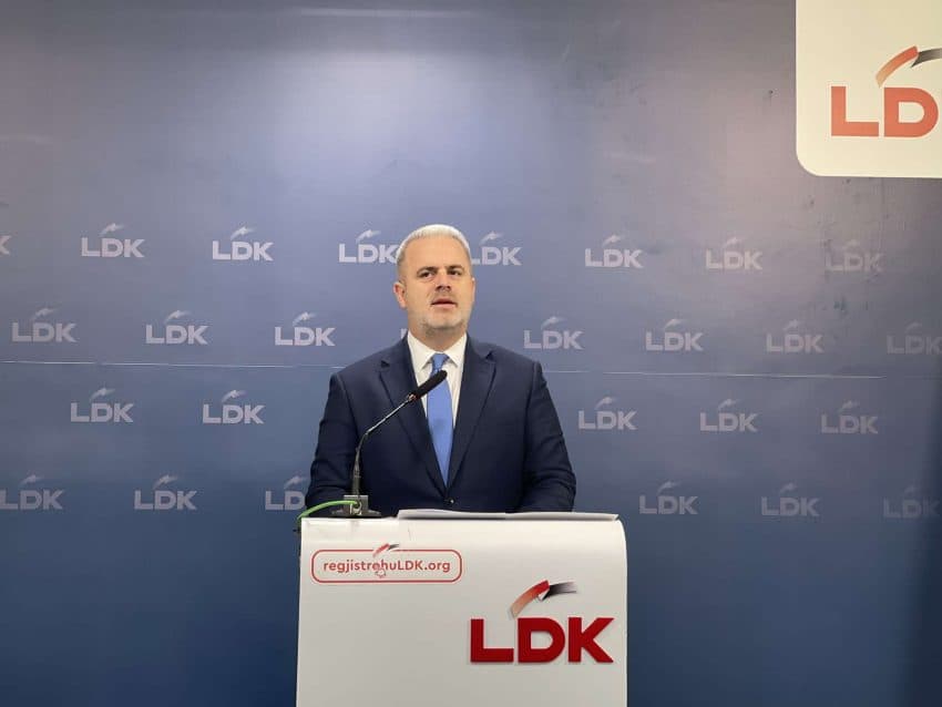 Visar Azemi del me video: KEDS po i ndërron njehsorët, paratë e vjedhura duhet t’u kthehen qytetarëve centë më centë