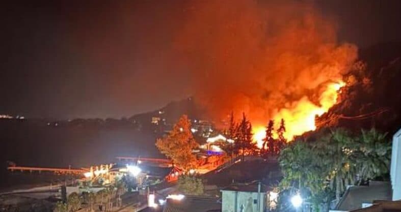 Zjarri i madh shkrumbon biznesin në Radhimë, rrezikohen hotelet dhe ndërtesat pranë zonës
