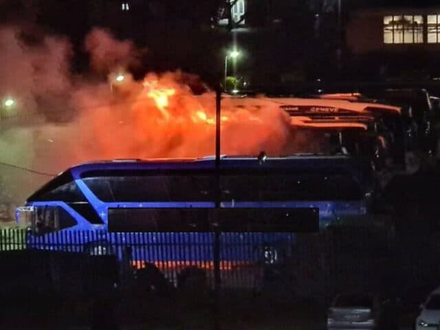 Digjen një kamion dhe një autobus në një servis në Pejë, policia e vërejti zjarrin derisa po patrullonte në 3 të mëngjesit