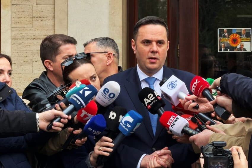 “Ditë e madhe për LDK’në, të gjithë do t’i bëjmë bashkë”, Abdixhiku flet shkurt para mbledhjes së Këshillit