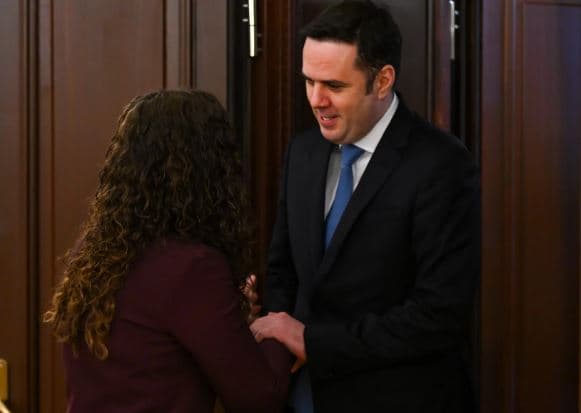 Abdixhiku zyrtarizon kandidaturën për kryeministër, propozon Vjosa Osmani për presidente dhe bartëse të listës së LDK-së