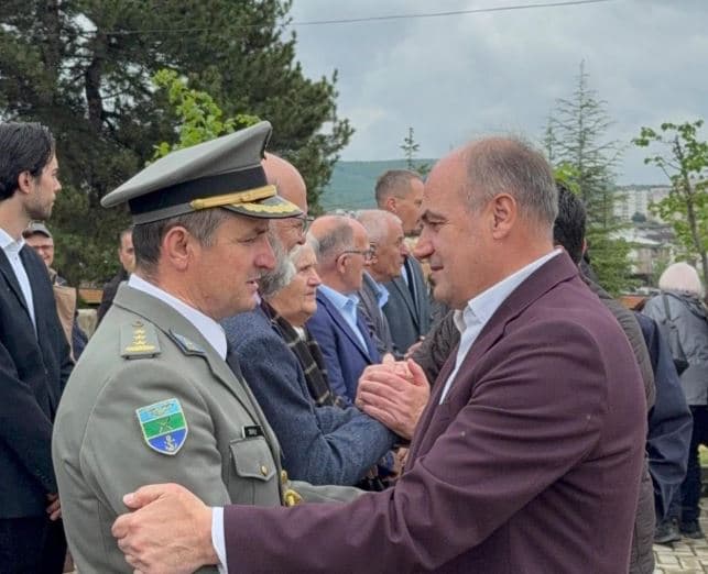 Pranë varrit të Ilir Konushevcit dhe Hazir Malajt, Hoxhaj: Liria ka pasur çmim të madh