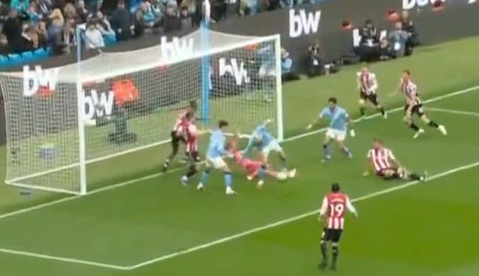 Man City e dyfishon epërsinë ndaj Brentfordit