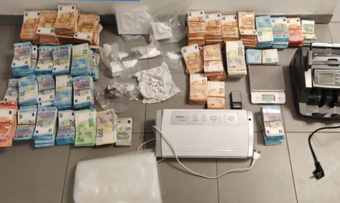 Shqiptari në Itali kapet me gjysmë milioni euro dhe kokainë në përpjekje për të ikur e shkel  policin me kombin e tij