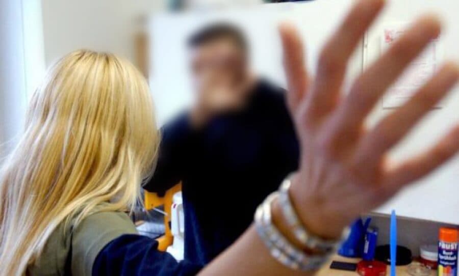 Gruaja sulmon fizikisht bashkëshortin pas një mosmarrëveshjeje familjare