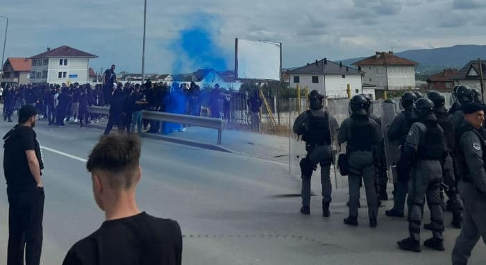 Interesante! Policia nuk i lejon tifozët e Vushtrrisë të shkojnë në stadiumin e Trepçës, i kthejnë në rrugë