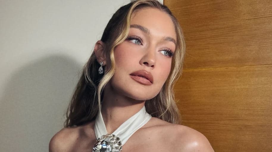 Gigi Hadid rikthen trendin e buzëve “të mjegulluara”, stil që dominon bukurinë në 2026