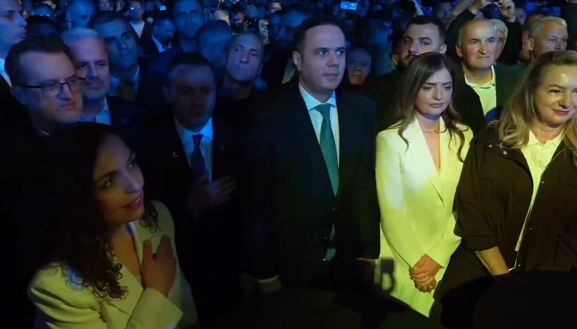 Abdixhiku e Osmani në “Tubimin e Bashkimit” në Prishtinë, një ditë pas vendimit për të garuar bashkë