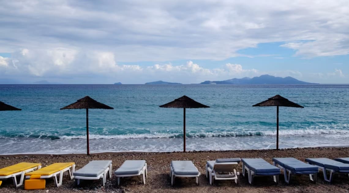Turisti fiton mbi 900 euro dëmshpërblim pasi nuk gjeti shezlongë gjatë pushimeve në Greqi